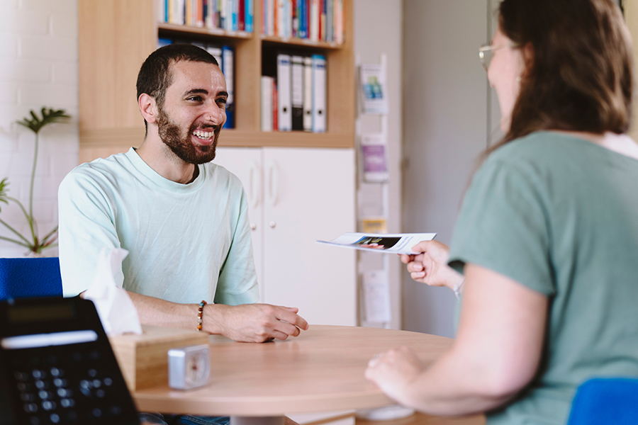 Studierender wird im Büro der Psychologischen Beratung beraten.
